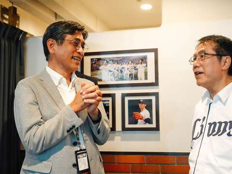 黄伟哲市长拜会埼玉西武狮球团社长奥村刚，就结合职业棒球赛事推广台南观光交换意见，盼吸引更多日本球迷走访台南。
