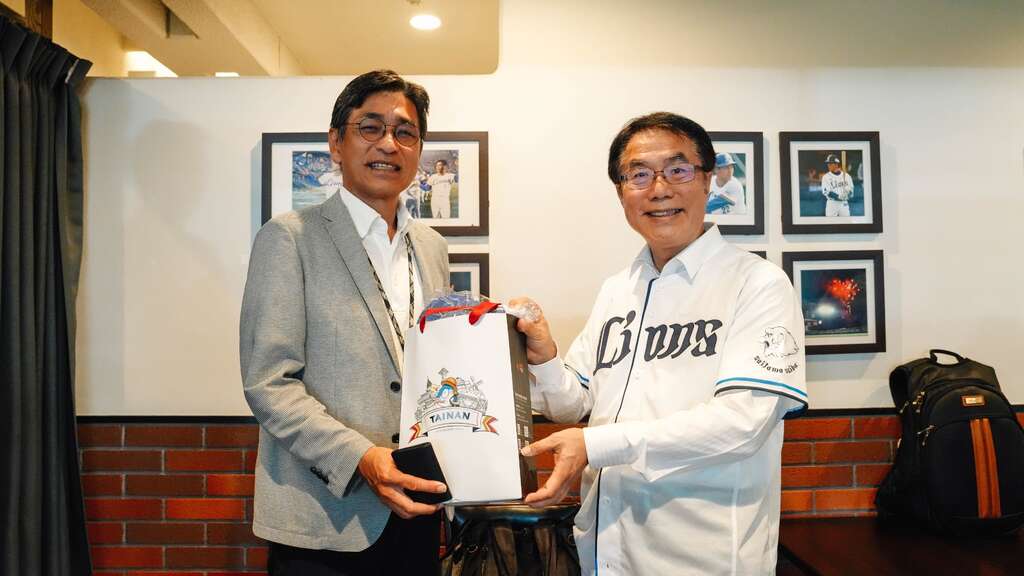 黄伟哲市长致赠埼玉西武狮球团社长奥村刚台南特色伴手礼，并邀请奥村社长再次造访台南，持续深化观光及棒球交流。