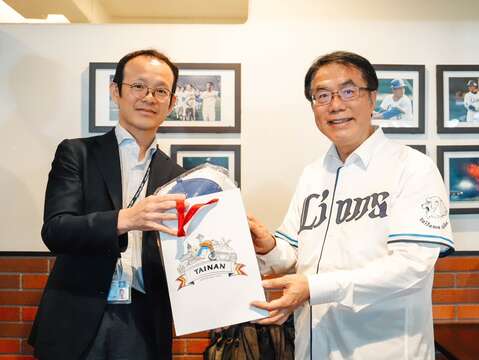 黄伟哲市长致赠埼玉西武狮球团董事山崎_贤台南特色伴手礼。