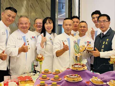 市长与筹备委员会合照