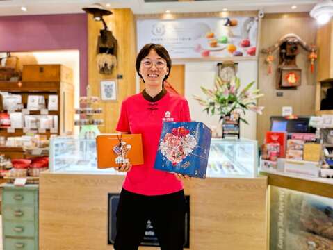 杨妈妈菓子工坊负责人杨心宁负责店内运营与公关，也经常号召地方团体及商家进行公益活动。（张耘书拍摄）