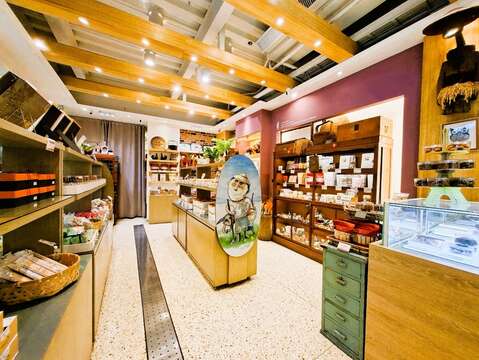 店内大量的木质元素、复古陈设柜与装饰，营造质朴温馨乡村风。（张耘书拍摄）