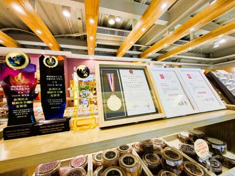 屡获国内糕饼类评监与台湾各地伴手礼奖项，更荣获总统府指定外交伴手礼。（张耘书拍摄）