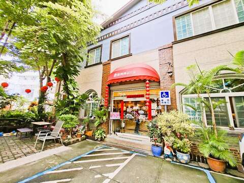 杨妈妈菓子工坊庭院欧式风格的店面，已成为後壁区的地标，吸引不少游客慕名打卡。（张耘书拍摄）