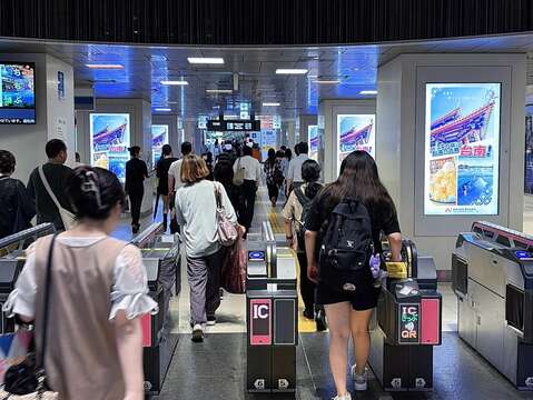 西武铁道池袋站多面数位看板同步刊登台南观光广告,邀请日本旅客下一站走访台湾古都