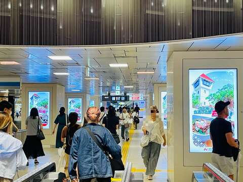 台南观光数位广告亮相西武铁道池袋站,以历史景点及特色美食吸引往来旅客目光