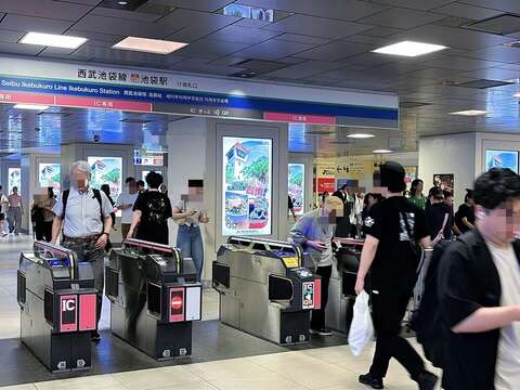 台南观光数位广告透过多面看板呈现古蹟、美食及自然景观,向日本旅客发出造访台南的