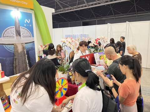 台南展位吸引大批新加坡民众驻足，踊跃询问台南景点、交通及特色旅游行程