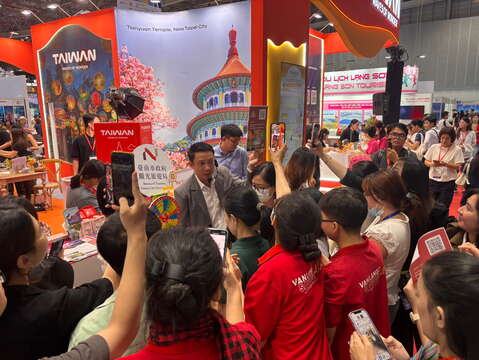 胡志明ITE国际旅展-台南展桌越南知名旅游达人Sơn_Ra_Khe与民众热情互动