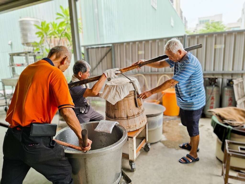 普济殿前黄家米糕栫遵循古法纯手工制作,黄铜山(右一)熟练每道工序且经验老到。(张耘书拍摄)