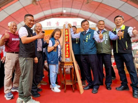台湾府城隍庙求学迎考活动,府城隍主委郭荣哲(左二)与黄铜山(左一)在副市长姜淋煌(右三)的见证下於现场开栫板,祝福考生「吃米糕栫,榜上看得见」。(张耘书拍摄)