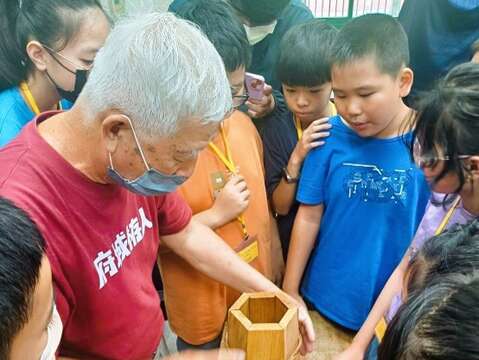 近几年黄铜山陆续应邀至各单位推广,图为2024年文化部文化资产学院人才培育计画时,指导学童组装栫统。(张耘书拍摄)