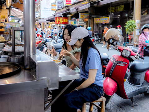边面前往国华街品嚐台南在地美食