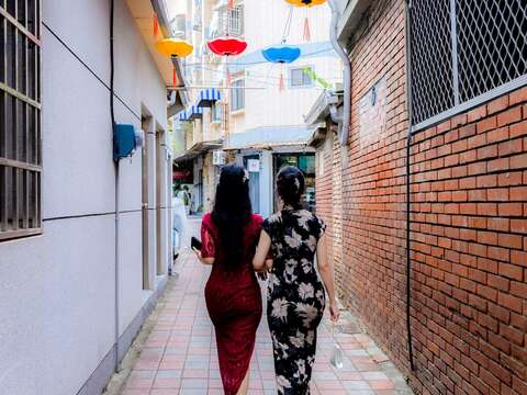 边面穿旗袍漫步台南巷弄