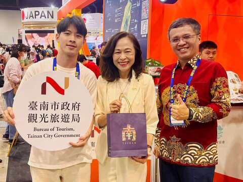 驻马来西亚台北经济文化办事处大使连玉苹(中)至台南展位加油打气