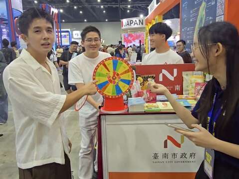 2026吉隆坡MATTA国际旅展-马来西亚百万网红常勇於台南展位与旅客互动,介绍台南