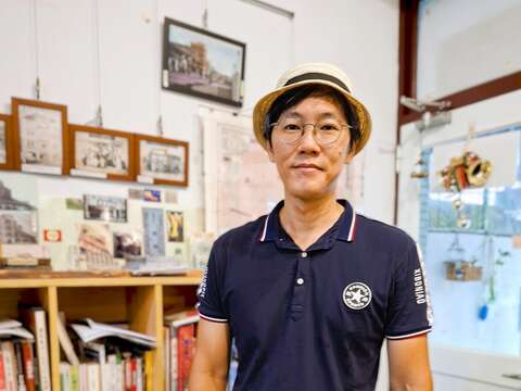 吴坤霖慢慢找回醉仙阁与自己的家族史,更希望醉仙阁能广为人知。(张耘书拍摄)