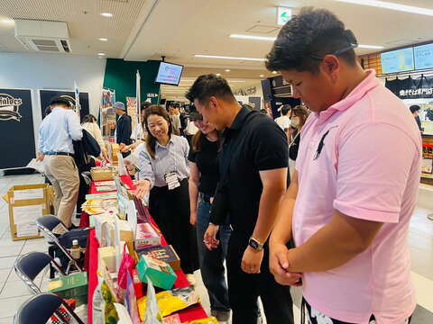 台南观光摊位吸引众多球迷驻足