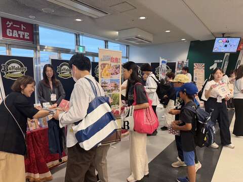 台南观光摊位现场人潮热络