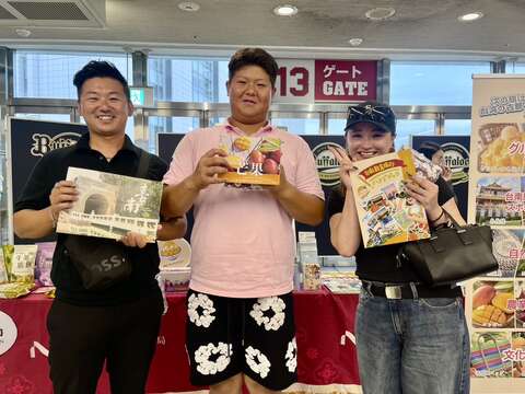 日本民众展示台南旅游文宣