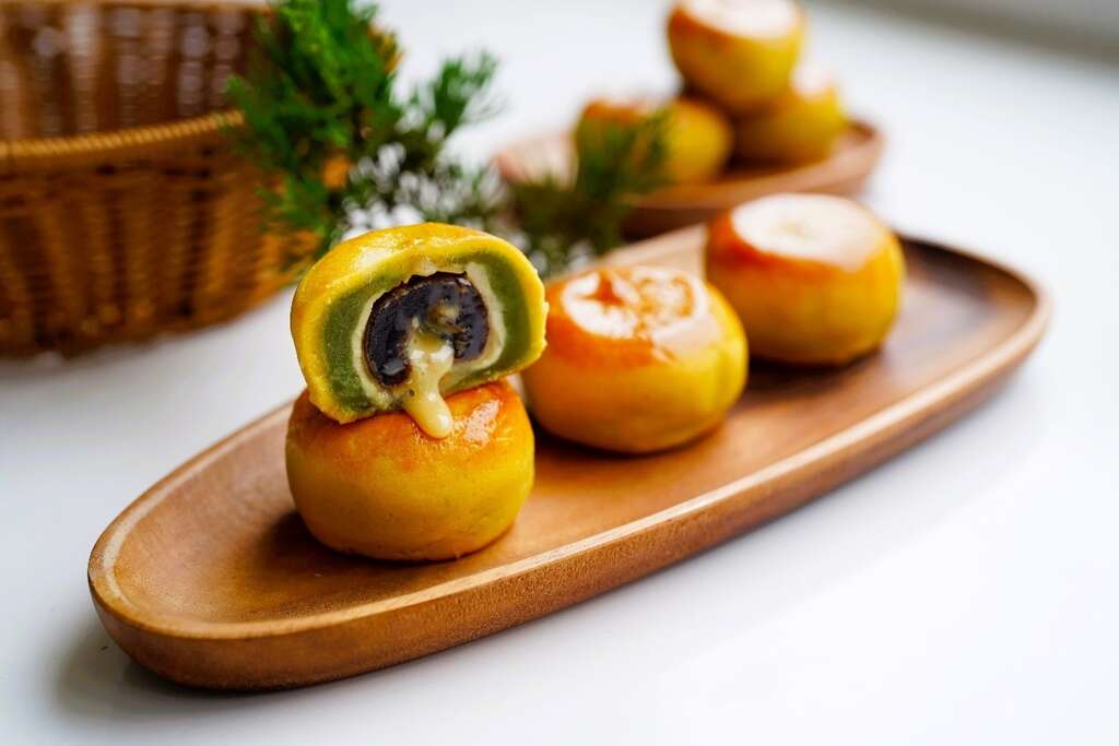 独家专利五重包馅技术制作的抹茶厚奶五重菓，能维持与完美比例，保有每层馅料的风味与食材原口感，宛如职人手作。（张耘书拍摄）