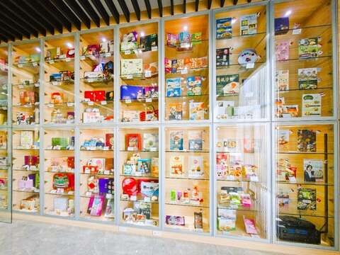 百城研发的食品机械应用广泛，涵盖糕饼面包、馒头水饺等中西式点心，以及冷冻食品与肉制品等，客户产品墙展示满满的海内外成功案例。（张耘书拍摄）
