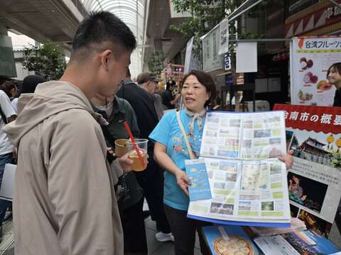 活动现场工作人员向民众推广台南观光