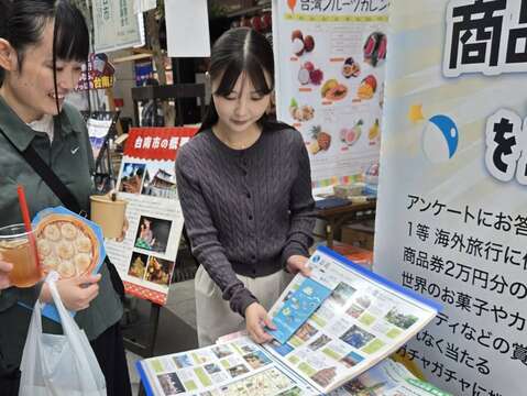 现场民众谘询并索取台南观光文宣