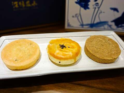 结合酥皮技艺与在地食材的凤梨酥、蛋黄酥、东方美人酥(桂圆)，是最具代表性的经典台湾味，也是深缘及水的明星商品。（张耘书拍摄）