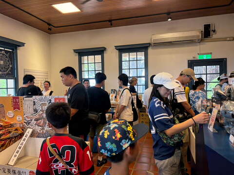 安平古堡游客参观纪念品情形