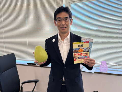 大分航空航厦股份有限公司代表取缔役社长_高桥强_展示台南文旦及观光文宣。