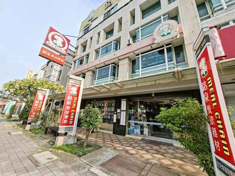 位在和纬路铭泉食品,客源广布,是台南食品材料的「元老级」业者。(张耘书拍摄)