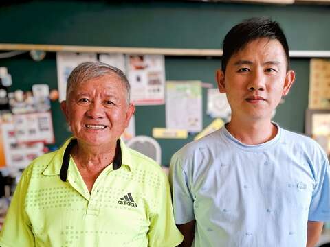 铭泉食品创办人卢礼泉与第二代卢建志。(张耘书拍摄)