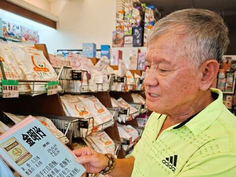 投入食品原料五、六十年,卢礼泉取材有道,坚持卖好食材,店内也提供食材资讯与相关谘询。(张耘书拍摄)