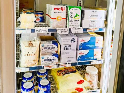 铭泉食品致力做出产品差异化,有不少欧美或日本进口的奶油与酵母,是在别的材料行买不到的。(张耘书拍摄)