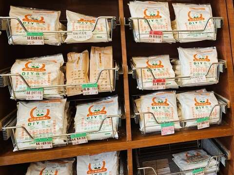 日本知名制粉厂与多款主流面粉,在铭泉食品几乎都可找到。(张耘书拍摄)