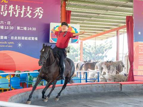 5.走马濑农场_哈萨克飙马秀(历史照片)(走马濑农场提供)_0