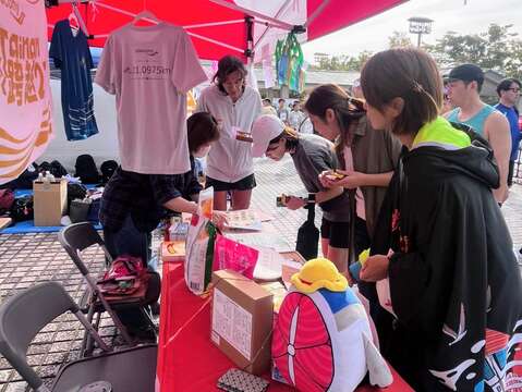 日本民众踊跃於台南观光推广摊位了解旅游资讯及特色物产。