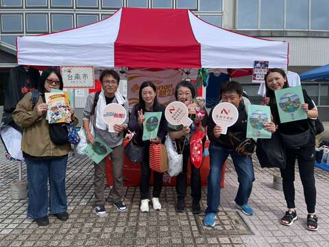 日本民众手持台南观光文宣及宣传手牌开心合影。