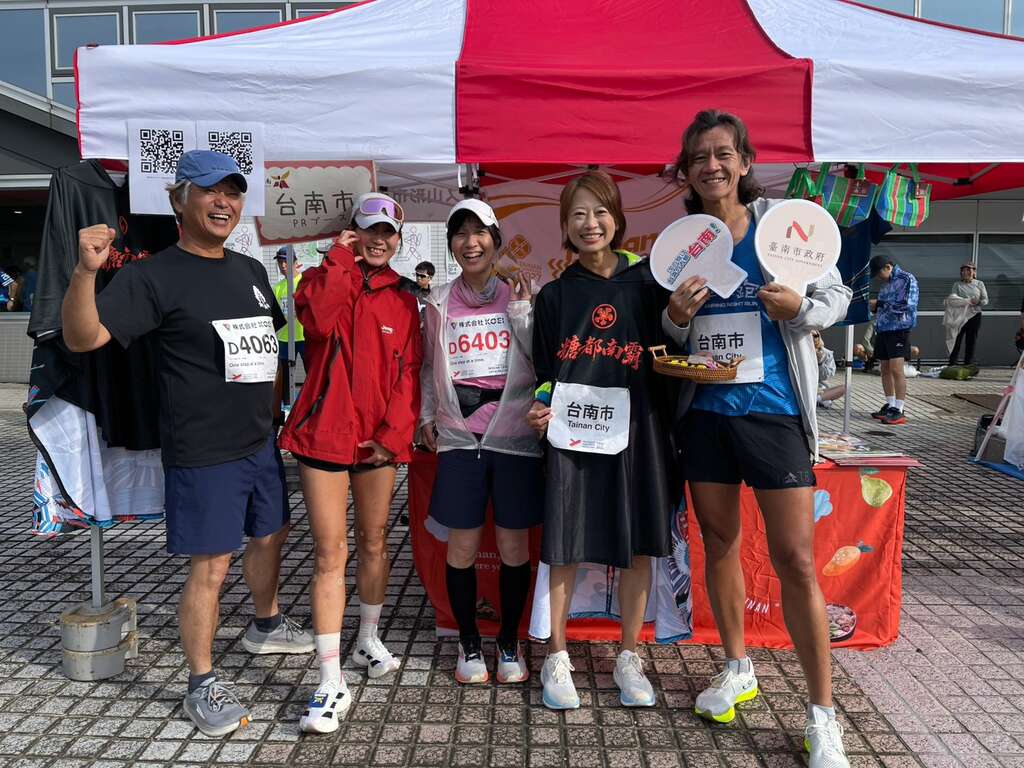 台南及日本马拉松跑者於台南观光推广摊位合影留念。