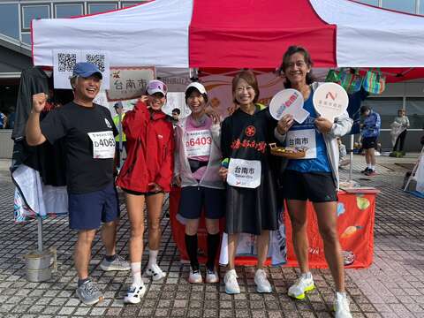 台南及日本马拉松跑者於台南观光推广摊位合影留念。