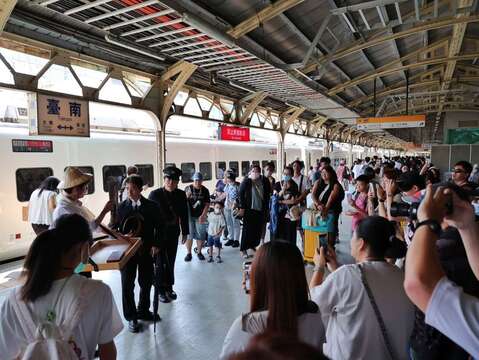 民众们欣赏再会百年月台行动剧