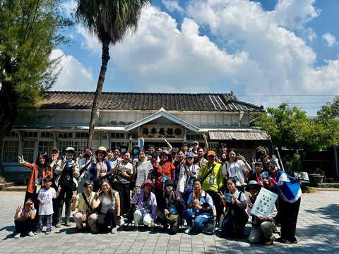 铁道小旅行_保安车站外合影