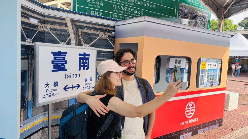 外籍游客与复古车厢合影