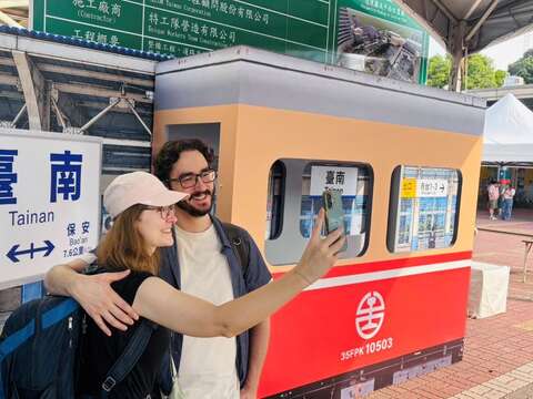 外籍游客与复古车厢合影