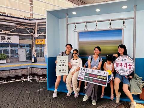民众与复古车厢合影