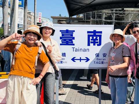 民众与站牌装置合影