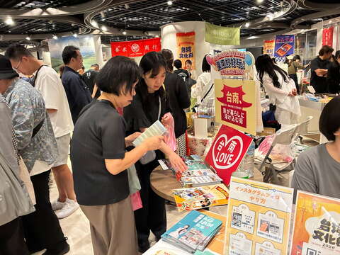 台湾文化祭民众踊跃索取台南观光情报