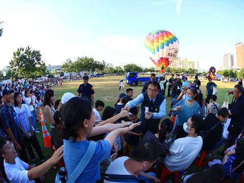 2026台南热气球派对_市长与现场民众互动