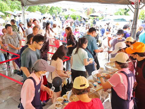 「2026台南关子岭温泉美食节」-民众排队领取鸡汤